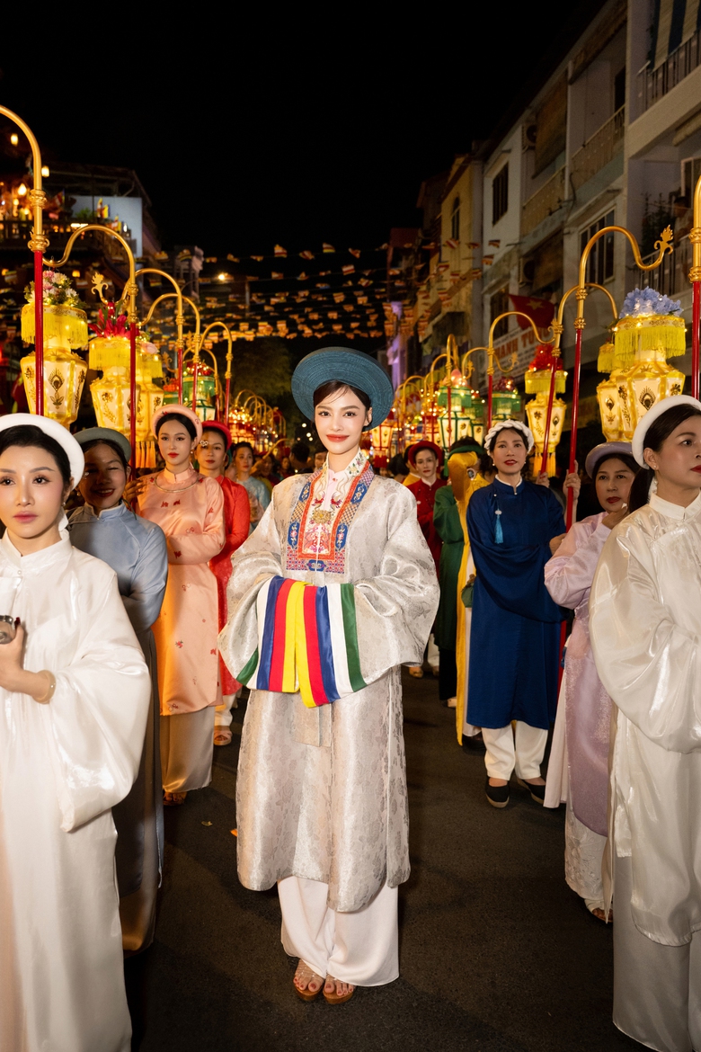 D&agrave;n hoa hậu dự lễ rước tượng Đức Phật mừng Đại lễ Phật Đản 2025- Ảnh 10.