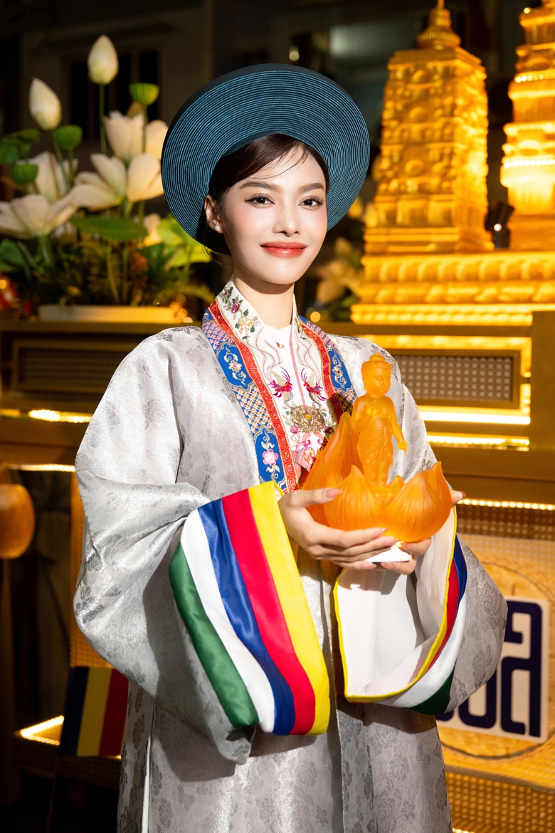D&agrave;n hoa hậu dự lễ rước tượng Đức Phật mừng Đại lễ Phật Đản 2025- Ảnh 8.