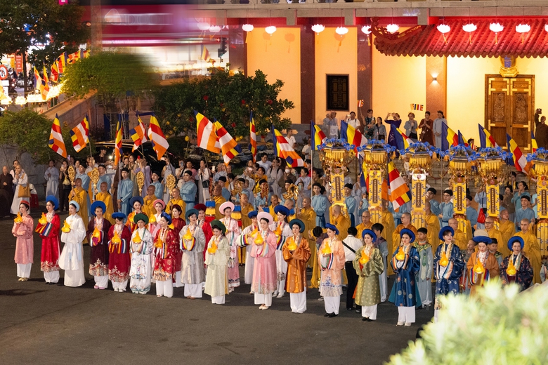 D&agrave;n hoa hậu dự lễ rước tượng Đức Phật mừng Đại lễ Phật Đản 2025- Ảnh 12.
