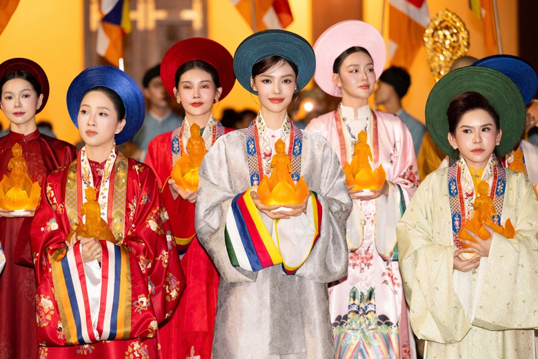 D&agrave;n hoa hậu dự lễ rước tượng Đức Phật mừng Đại lễ Phật Đản 2025- Ảnh 11.