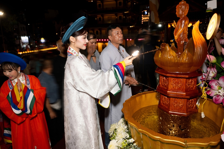 D&agrave;n hoa hậu dự lễ rước tượng Đức Phật mừng Đại lễ Phật Đản 2025- Ảnh 9.