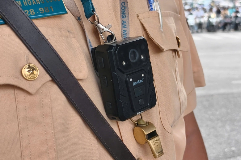 H&agrave; Nội: CSGT ghi h&igrave;nh bằng camera mini, t&agrave;i xế xe m&aacute;y hết đường n&eacute; phạt- Ảnh 3.