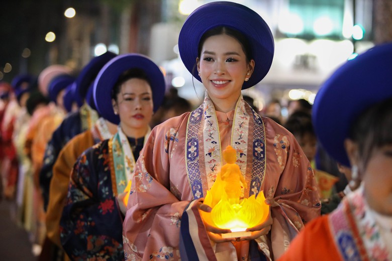 D&agrave;n hoa hậu dự lễ rước tượng Đức Phật mừng Đại lễ Phật Đản 2025- Ảnh 5.