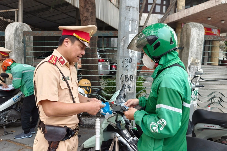 H&agrave;ng loạt xe m&aacute;y đi ngược chiều, leo vỉa h&egrave; bị CSGT ghi h&igrave;nh phạt nguội- Ảnh 7.