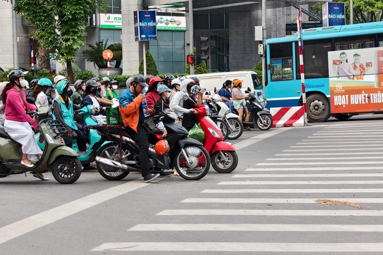 H&agrave;ng loạt xe m&aacute;y đi ngược chiều, leo vỉa h&egrave; bị CSGT ghi h&igrave;nh phạt nguội- Ảnh 3.