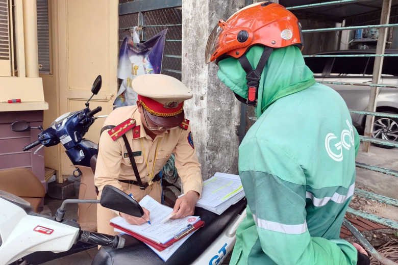 H&agrave;ng loạt xe m&aacute;y đi ngược chiều, leo vỉa h&egrave; bị CSGT ghi h&igrave;nh phạt nguội- Ảnh 11.