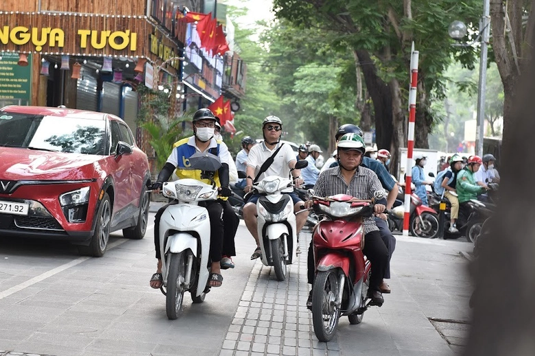 H&agrave;ng loạt xe m&aacute;y đi ngược chiều, leo vỉa h&egrave; bị CSGT ghi h&igrave;nh phạt nguội- Ảnh 8.