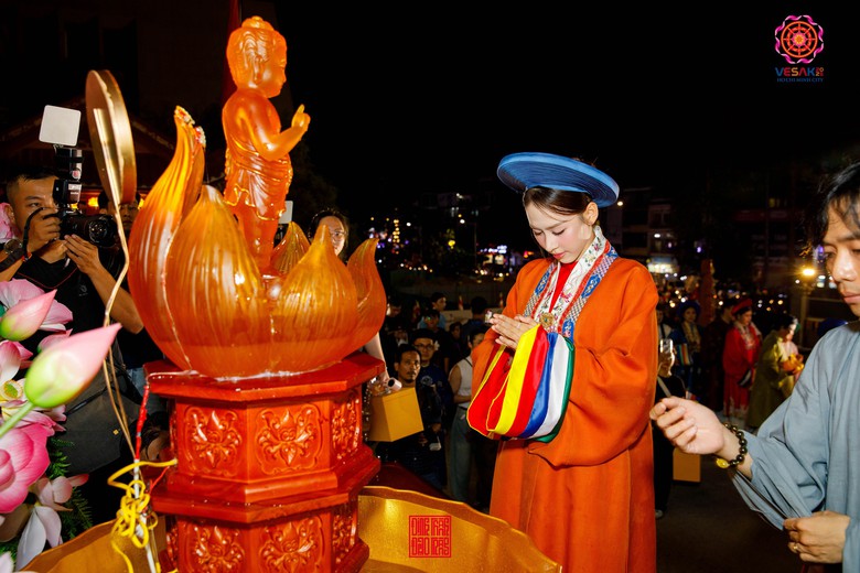 D&agrave;n hoa hậu dự lễ rước tượng Đức Phật mừng Đại lễ Phật Đản 2025- Ảnh 16.