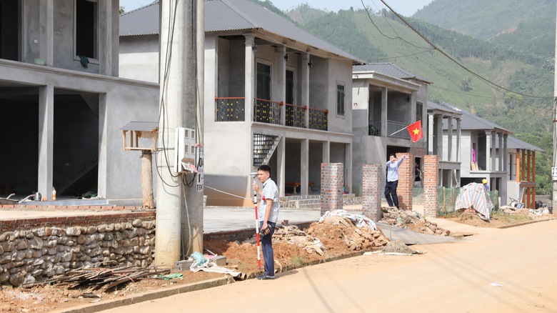 Phú Thọ: Bất ngờ với khu tái định cư đẹp như nhà ở liền kề giữa vùng đồi núi- Ảnh 8. Phú Thọ: Bất ngờ với khu tái định cư đẹp như nhà ở liền kề giữa vùng đồi núi- Ảnh 8.