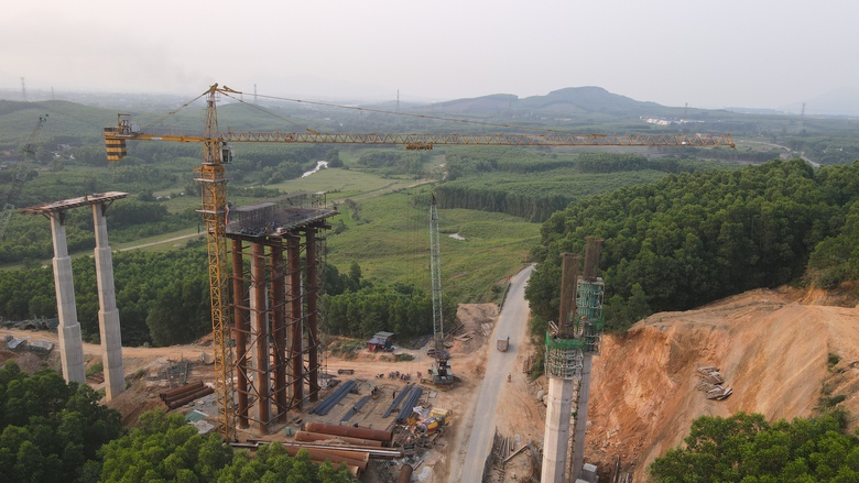 Căng m&igrave;nh thi c&ocirc;ng cao tốc Vũng &Aacute;ng - B&ugrave;ng giữa nắng lửa, quyết về đ&iacute;ch cuối th&aacute;ng 6- Ảnh 1.