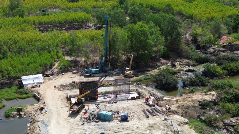 Bình Thuận đẩy nhanh tiến độ thi công cầu sông Dinh trước mùa mưa lũ- Ảnh 1. Bình Thuận đẩy nhanh tiến độ thi công cầu sông Dinh trước mùa mưa lũ- Ảnh 1.