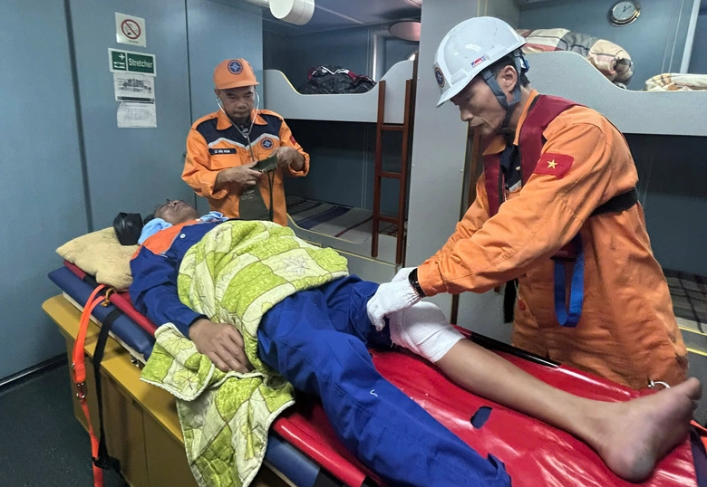 Cứu nạn tr&ecirc;n biển: H&agrave;ng trăm người tho&aacute;t hiểm trong gang tấc- Ảnh 1.