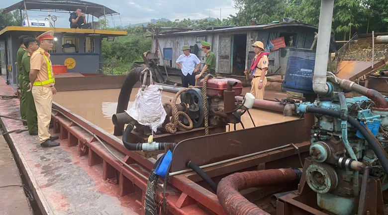 CSGT đường thủy Bắc Giang ph&aacute;t hiện, xử l&yacute; h&agrave;ng chục phương tiện kh&ocirc;ng kiểm định- Ảnh 1.