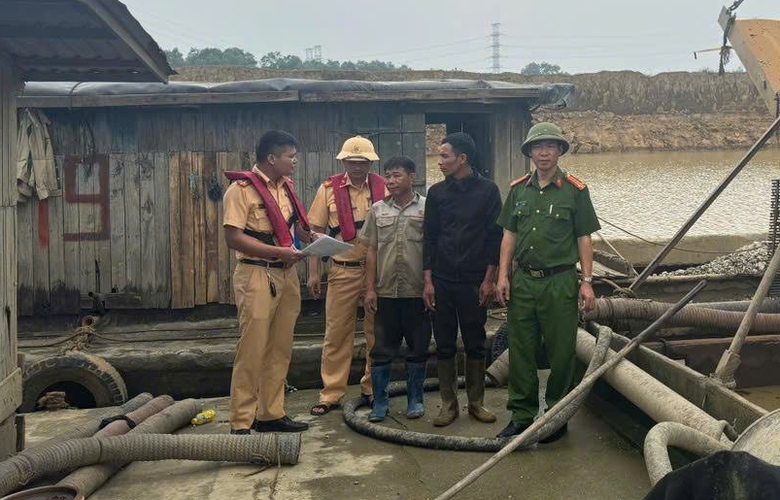 CSGT đường thủy Bắc Giang ph&aacute;t hiện, xử l&yacute; h&agrave;ng chục phương tiện kh&ocirc;ng kiểm định- Ảnh 2.