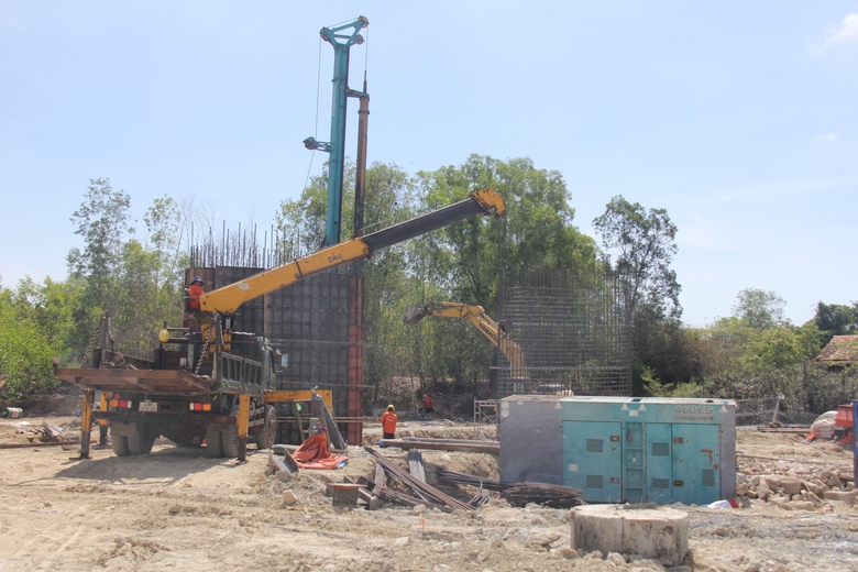 Bình Thuận đẩy nhanh tiến độ thi công cầu sông Dinh trước mùa mưa lũ- Ảnh 2. Bình Thuận đẩy nhanh tiến độ thi công cầu sông Dinh trước mùa mưa lũ- Ảnh 2.