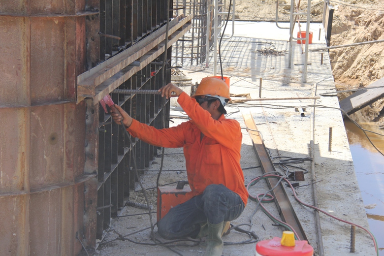 Bình Thuận đẩy nhanh tiến độ thi công cầu sông Dinh trước mùa mưa lũ- Ảnh 3. Bình Thuận đẩy nhanh tiến độ thi công cầu sông Dinh trước mùa mưa lũ- Ảnh 3.