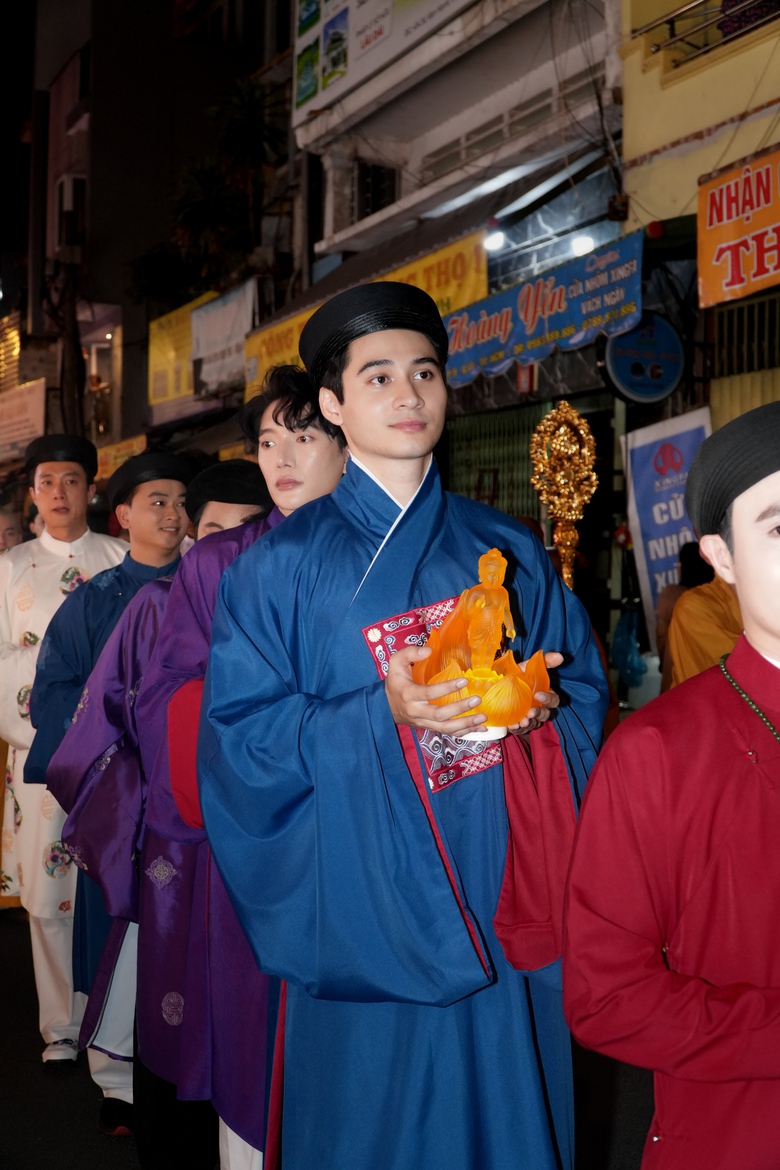 D&agrave;n hoa hậu dự lễ rước tượng Đức Phật mừng Đại lễ Phật Đản 2025- Ảnh 14.