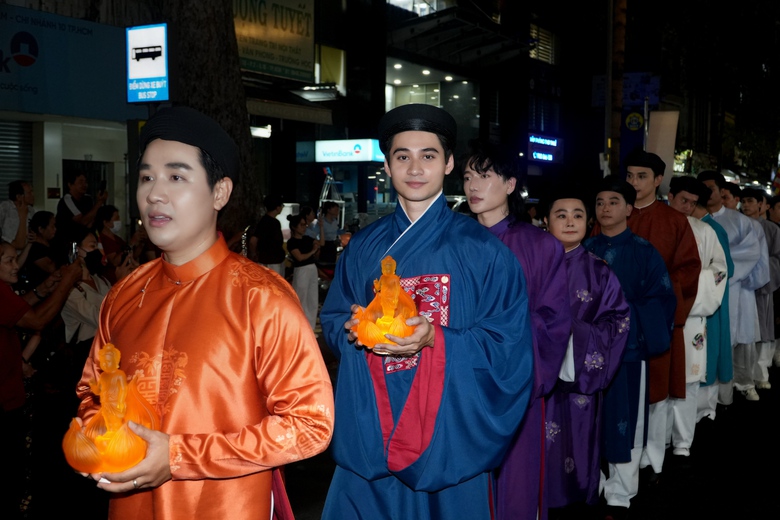 D&agrave;n hoa hậu dự lễ rước tượng Đức Phật mừng Đại lễ Phật Đản 2025- Ảnh 13.