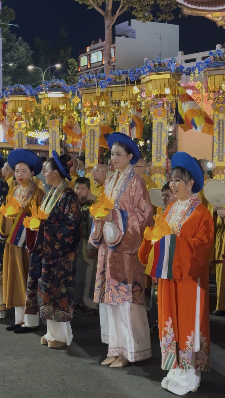 D&agrave;n hoa hậu dự lễ rước tượng Đức Phật mừng Đại lễ Phật Đản 2025- Ảnh 6.