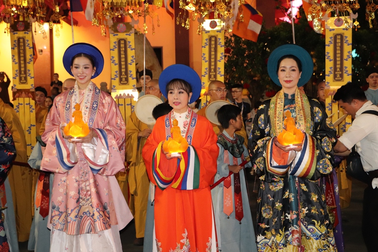 D&agrave;n hoa hậu dự lễ rước tượng Đức Phật mừng Đại lễ Phật Đản 2025- Ảnh 7.