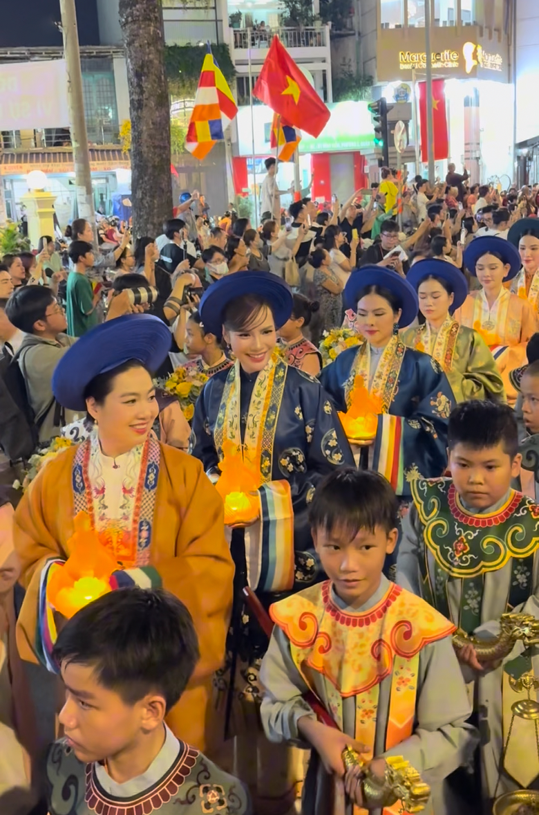 D&agrave;n hoa hậu dự lễ rước tượng Đức Phật mừng Đại lễ Phật Đản 2025- Ảnh 4.