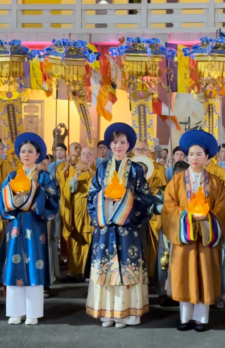 D&agrave;n hoa hậu dự lễ rước tượng Đức Phật mừng Đại lễ Phật Đản 2025- Ảnh 3.