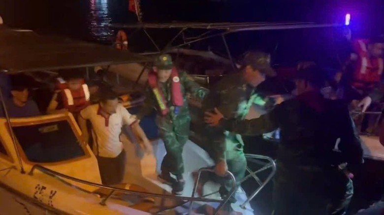 Sóng to, sương mù dày đặc, chìm tàu chở 6 thuyền viên trên vùng biển Cát Bà- Ảnh 1. Sóng to, sương mù dày đặc, chìm tàu chở 6 thuyền viên trên vùng biển Cát Bà- Ảnh 1.