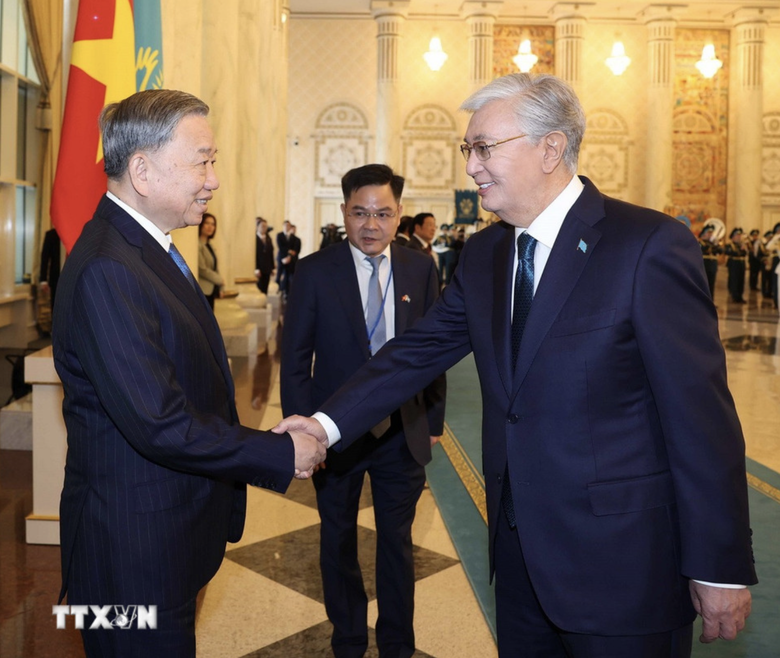 Kazakhstan tổ chức lễ đ&oacute;n trọng thể Tổng B&iacute; thư T&ocirc; L&acirc;m v&agrave; Phu nh&acirc;n- Ảnh 1.