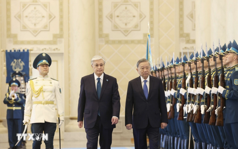 Kazakhstan tổ chức lễ đ&oacute;n trọng thể Tổng B&iacute; thư T&ocirc; L&acirc;m v&agrave; Phu nh&acirc;n