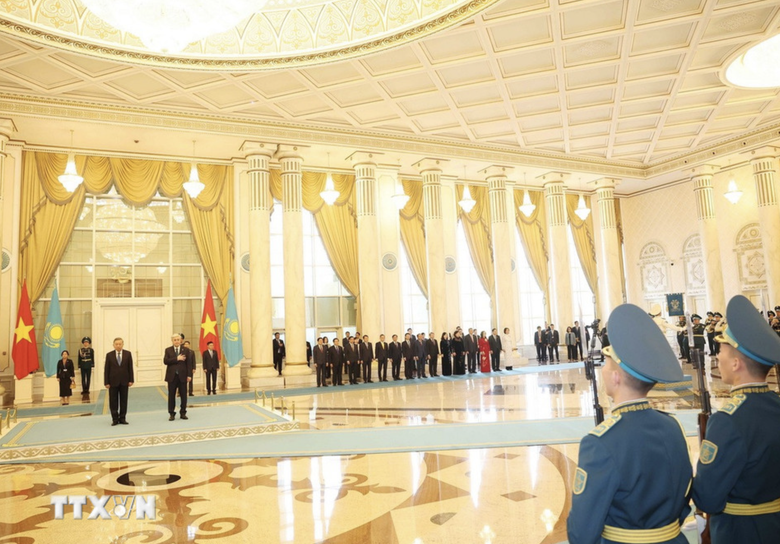 Kazakhstan tổ chức lễ đ&oacute;n trọng thể Tổng B&iacute; thư T&ocirc; L&acirc;m v&agrave; Phu nh&acirc;n- Ảnh 6.