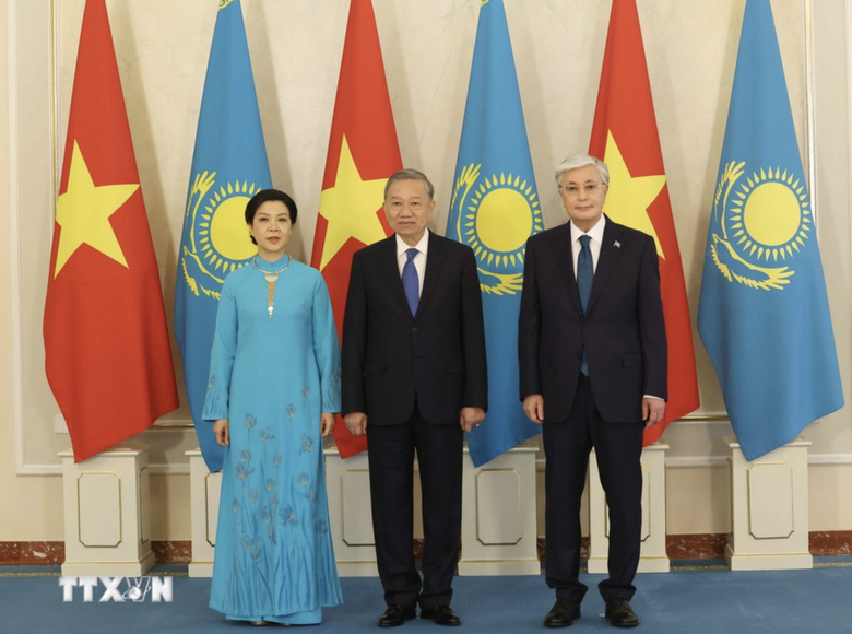 Kazakhstan tổ chức lễ đ&oacute;n trọng thể Tổng B&iacute; thư T&ocirc; L&acirc;m v&agrave; Phu nh&acirc;n- Ảnh 8.