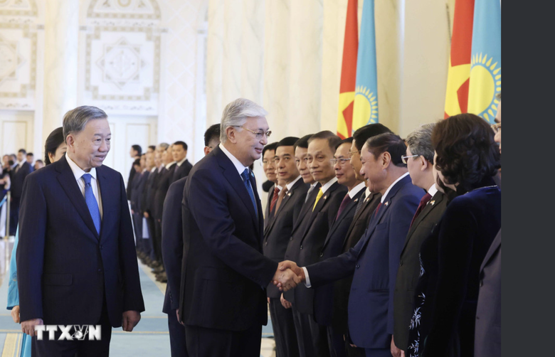 Kazakhstan tổ chức lễ đ&oacute;n trọng thể Tổng B&iacute; thư T&ocirc; L&acirc;m v&agrave; Phu nh&acirc;n- Ảnh 2.