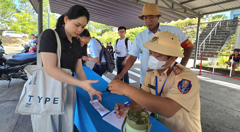 Đà Nẵng tổ chức thi sát hạch cấp giấy phép lái xe- Ảnh 2. Đà Nẵng tổ chức thi sát hạch cấp giấy phép lái xe- Ảnh 2.