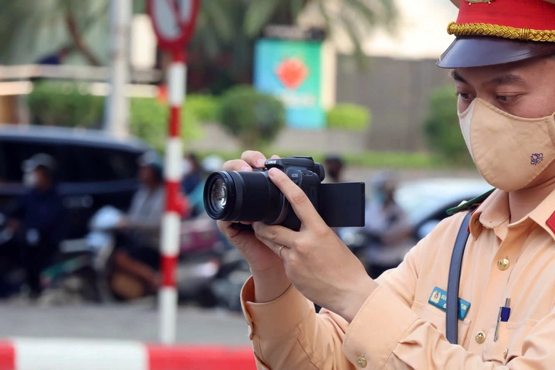 H&agrave;ng loạt xe m&aacute;y đi ngược chiều, leo vỉa h&egrave; bị CSGT ghi h&igrave;nh phạt nguội- Ảnh 2.