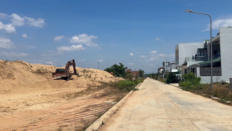 Bình Định: Yêu cầu doanh nghiệp di dời bãi cát trái phép trong khu dân cư- Ảnh 1. Bình Định: Yêu cầu doanh nghiệp di dời bãi cát trái phép trong khu dân cư- Ảnh 1.