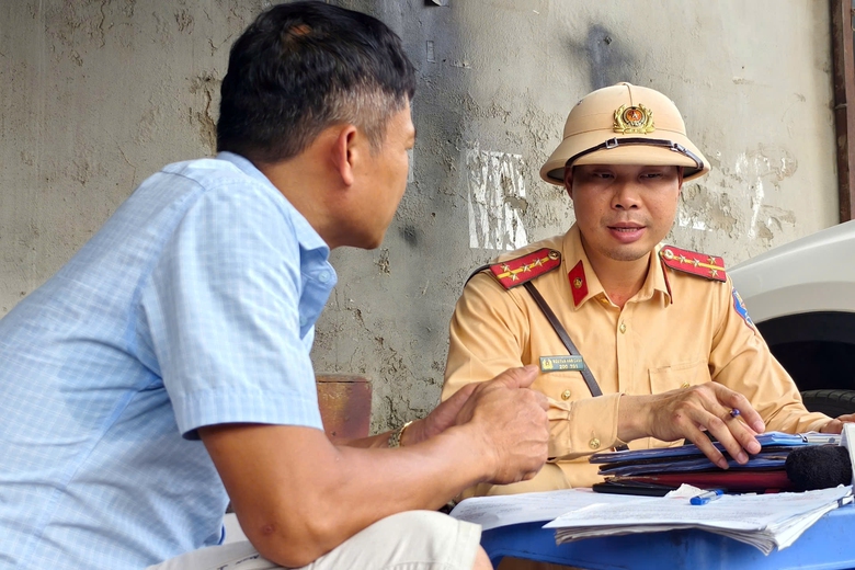 H&agrave; Nội: CSGT lập chốt khung giờ "hiểm", phạt h&agrave;ng loạt xe "hổ vồ" chở qu&aacute; tải- Ảnh 14.