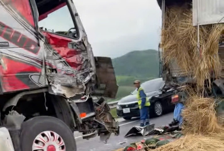 4 &ocirc; t&ocirc; va chạm li&ecirc;n ho&agrave;n, cao tốc La Sơn - T&uacute;y Loan &ugrave;n tắc cục bộ- Ảnh 1.