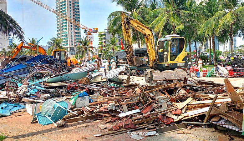 Cưỡng chế th&aacute;o dỡ 7 quầy ẩm thực ven biển du lịch Đ&agrave; Nẵng- Ảnh 2.