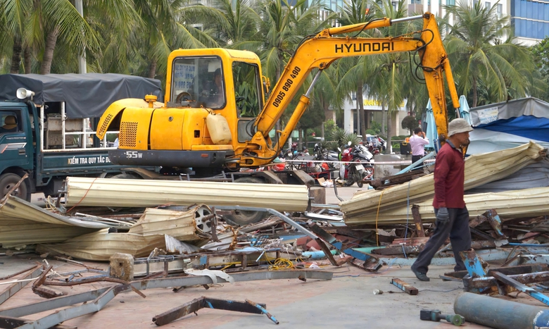 Cưỡng chế th&aacute;o dỡ 7 quầy ẩm thực ven biển du lịch Đ&agrave; Nẵng- Ảnh 1.