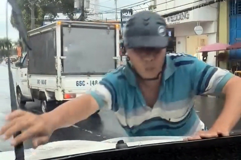 H&agrave;ng loạt vụ h&agrave;nh xử c&ocirc;n đồ do va chạm khi tham gia giao th&ocirc;ng, Bộ C&ocirc;ng an cảnh b&aacute;o g&igrave;?- Ảnh 1.