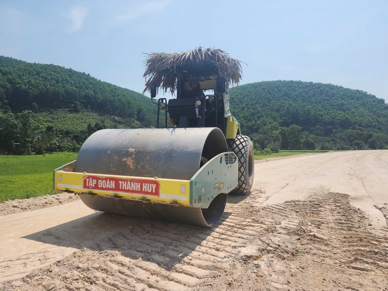 Dự án nâng cấp quốc lộ 8C "ì ạch" do vướng mặt bằng, thiếu đất đắp- Ảnh 2. Dự án nâng cấp quốc lộ 8C "ì ạch" do vướng mặt bằng, thiếu đất đắp- Ảnh 2.