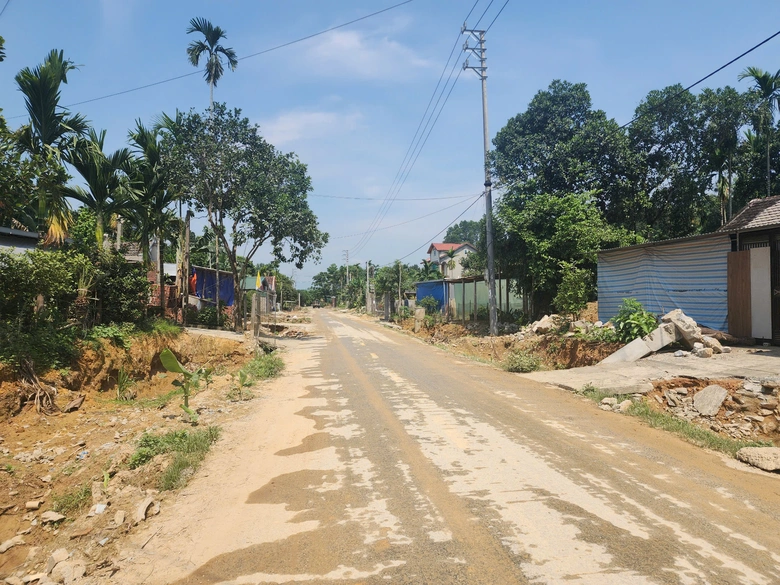 Dự án nâng cấp quốc lộ 8C "ì ạch" do vướng mặt bằng, thiếu đất đắp- Ảnh 4. Dự án nâng cấp quốc lộ 8C "ì ạch" do vướng mặt bằng, thiếu đất đắp- Ảnh 4.