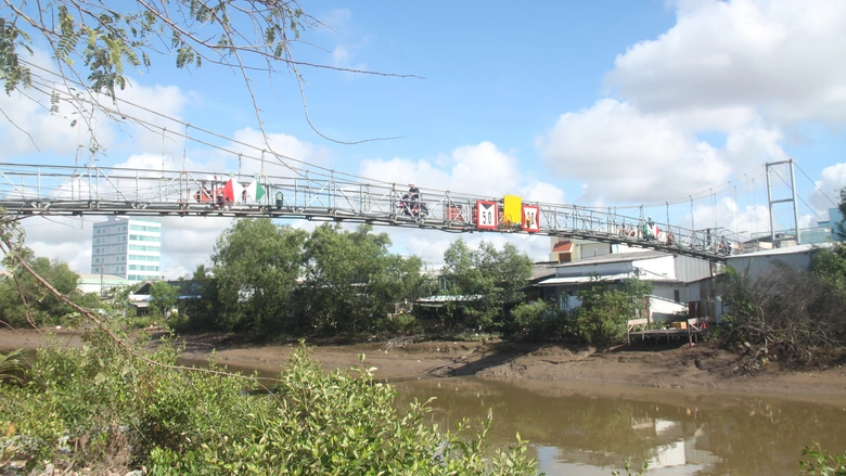 Bạc Li&ecirc;u: D&acirc;n thấp thỏm qua cầu treo Tr&agrave; Kha B đ&atilde; xuống cấp- Ảnh 1.