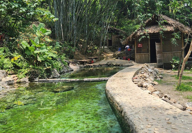 Cảnh hoang sơ tại suối nước n&oacute;ng h&uacute;t kh&aacute;ch du lịch ở Sơn La- Ảnh 2.