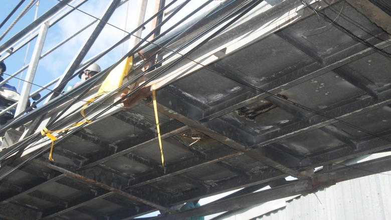 Bạc Li&ecirc;u: D&acirc;n thấp thỏm qua cầu treo Tr&agrave; Kha B đ&atilde; xuống cấp- Ảnh 3.