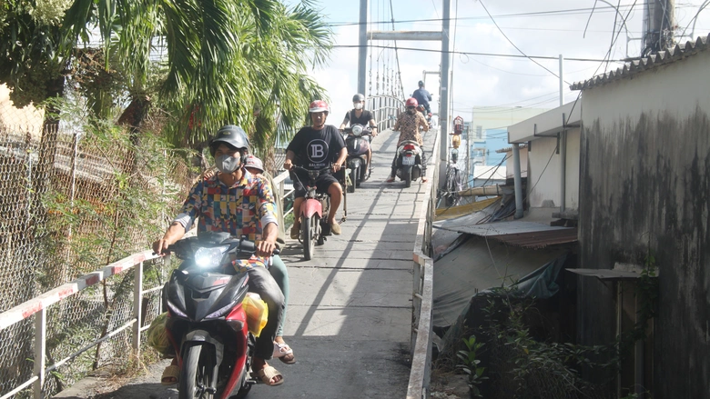 Bạc Li&ecirc;u: D&acirc;n thấp thỏm qua cầu treo Tr&agrave; Kha B đ&atilde; xuống cấp- Ảnh 2.