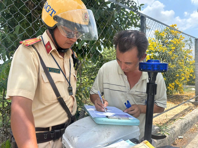 TP.HCM: Xử l&yacute; 3.600 vi phạm, gần 1.000 người "d&iacute;nh" phạt nồng độ cồn 5 ng&agrave;y nghỉ lễ- Ảnh 1.