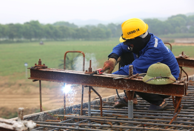 R&aacute;m nắng, ch&aacute;y da vẫn miệt m&agrave;i thi c&ocirc;ng cầu vượt s&ocirc;ng M&atilde;- Ảnh 3.