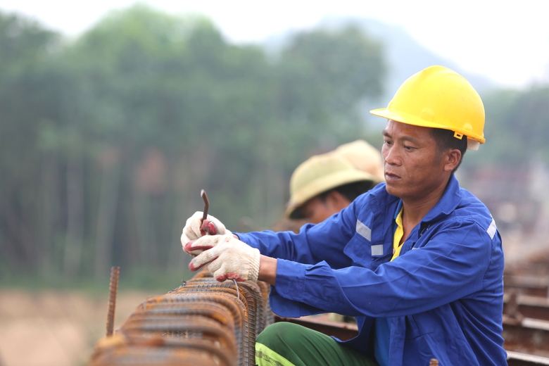 R&aacute;m nắng, ch&aacute;y da vẫn miệt m&agrave;i thi c&ocirc;ng cầu vượt s&ocirc;ng M&atilde;- Ảnh 4.