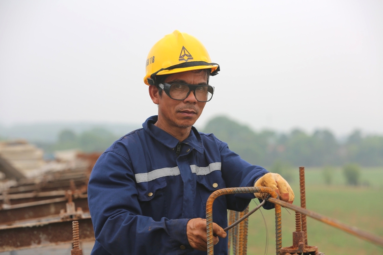 R&aacute;m nắng, ch&aacute;y da vẫn miệt m&agrave;i thi c&ocirc;ng cầu vượt s&ocirc;ng M&atilde;- Ảnh 5.